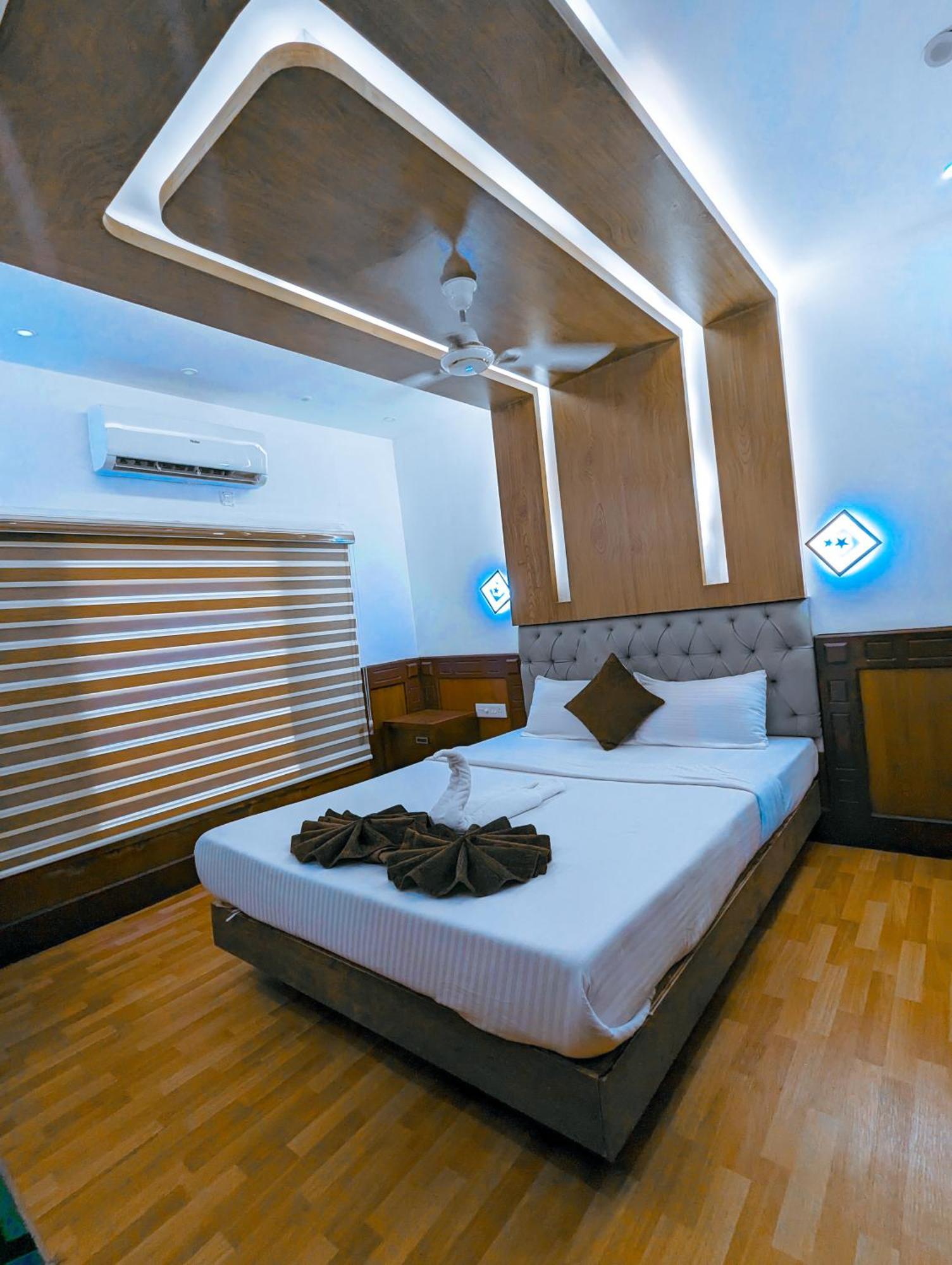 Grand Villa Houseboat Kumarakom Exterior photo